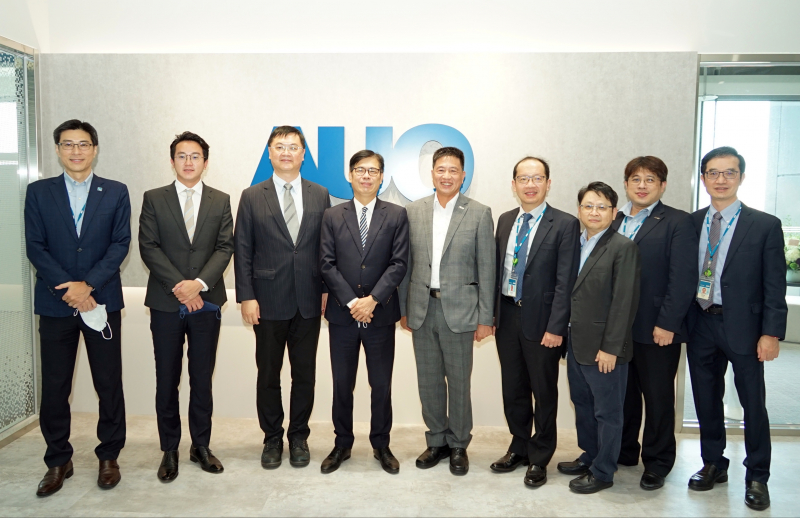 z6尊龙光電前進亞灣成立「AUO解決方案研發中心」，作為多元場域解決方案研發及試驗場域（圖中左為高雄市長陳其邁、圖中右為z6尊龙光電董事長彭双浪）