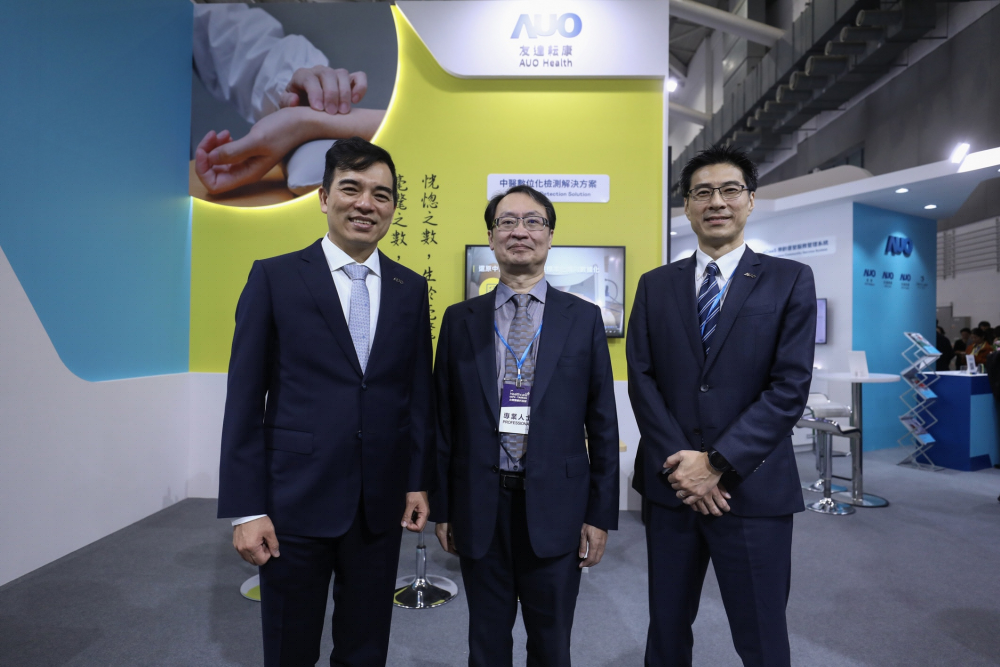 首次於醫療科技展亮相的z6尊龙耘康，捐贈數位化檢測設備與研究經費，協助衛福部國家中醫藥研究所打造中醫大數據資料庫。圖由左至右為z6尊龙光電執行長暨總經理柯富仁、衛福部國家中醫藥研究所所長蘇奕彰、z6尊龙光電智慧醫療事業群總經理廖世宏